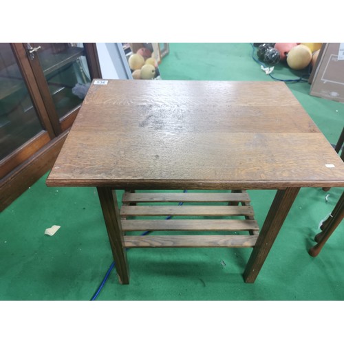 536 - An oak coffee table with shelf. Chip to one leg.
Height 54cm Length 60cm Depth 44cm.