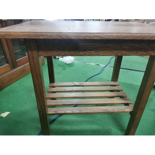 536 - An oak coffee table with shelf. Chip to one leg.
Height 54cm Length 60cm Depth 44cm.