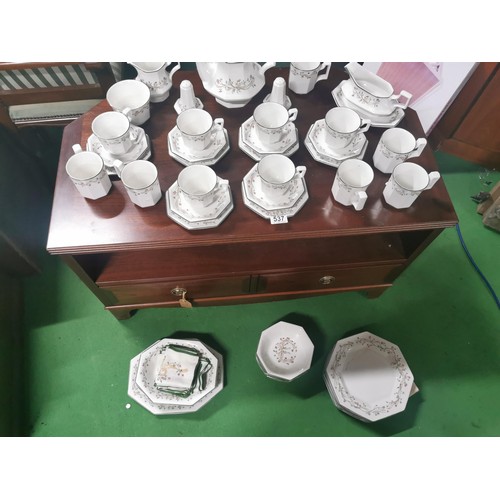 537 - a 46 piece Johnson brothers part dinner set 