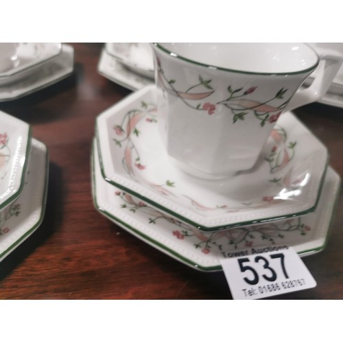 537 - a 46 piece Johnson brothers part dinner set 
