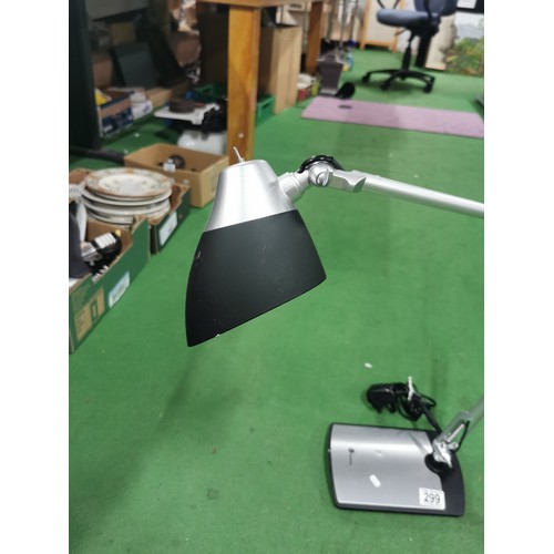 299 - Taotronics angle poised desk lamp. Complete with power cable in full working order.
94cm at full hei... 