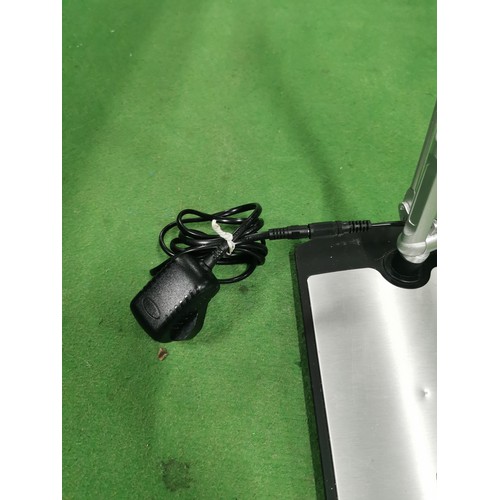 299 - Taotronics angle poised desk lamp. Complete with power cable in full working order.
94cm at full hei... 