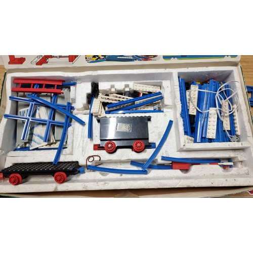 30A - Vintage boxed Lego 182 train set with all the carriages and locomotive, loco needs reasembelling app... 
