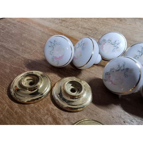 6 - 2x sets of vintage ceramic drawer knobs inc 15x in one set and 6x in the other set