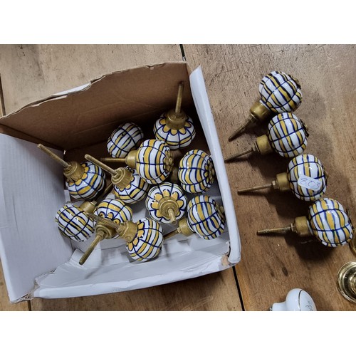 6 - 2x sets of vintage ceramic drawer knobs inc 15x in one set and 6x in the other set