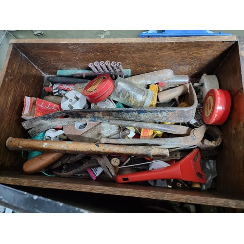 19 - Very large metal tool / storage box containing a comprehensive suite of tools inc saws, hammers, oil... 