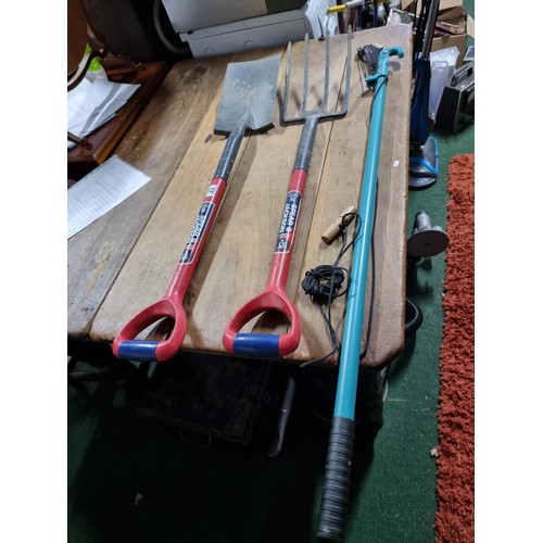 23 - Spear & Jackson spade and fork along with an extendable loppers, all in excellent condition