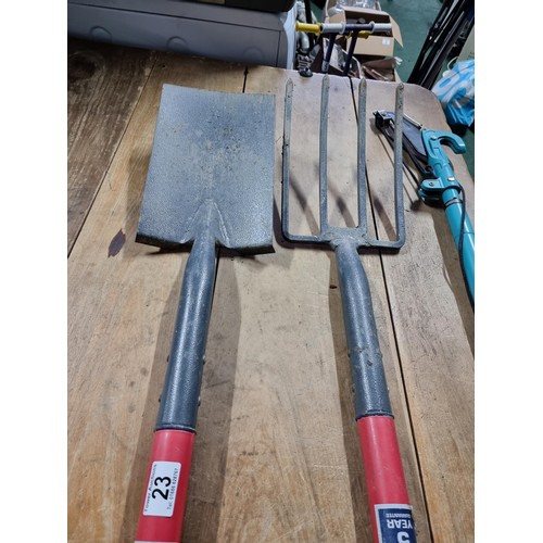 23 - Spear & Jackson spade and fork along with an extendable loppers, all in excellent condition