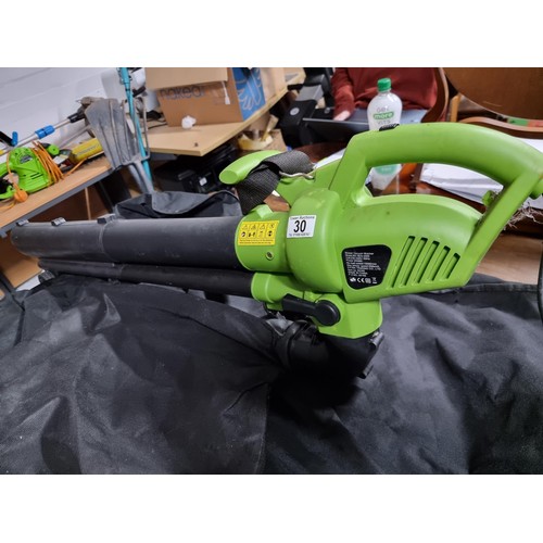 30 - Garden Blower vacuum in good working order along with a patio set cover