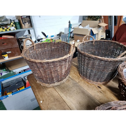 33 - 2x large wicker baskets along with 2x large wicker planters with plastic lining. Height of 35cm x di... 