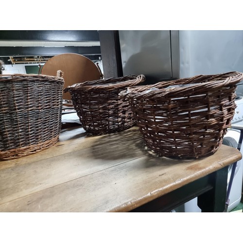 33 - 2x large wicker baskets along with 2x large wicker planters with plastic lining. Height of 35cm x di... 