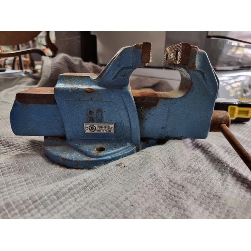 58 - 2x bench vices inc 1x by Record in excellent condition along with a galvanised mop bucket etc. bucke... 