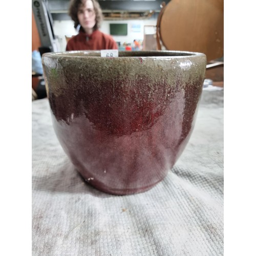 68 - 2x vintage garden planters inc a good terracotta planter with a red and green glaze. Largest measure... 