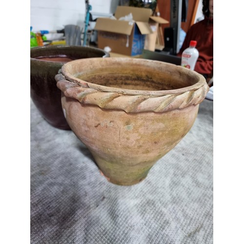 68 - 2x vintage garden planters inc a good terracotta planter with a red and green glaze. Largest measure... 