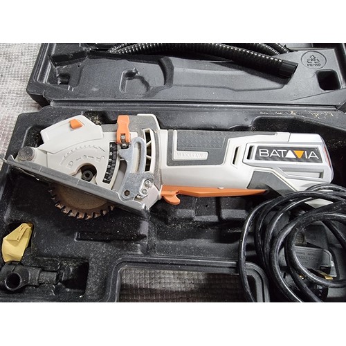 85 - Cased Batavia speed saw / compact plunge saw 600w, 230v, complete with circular saw blades