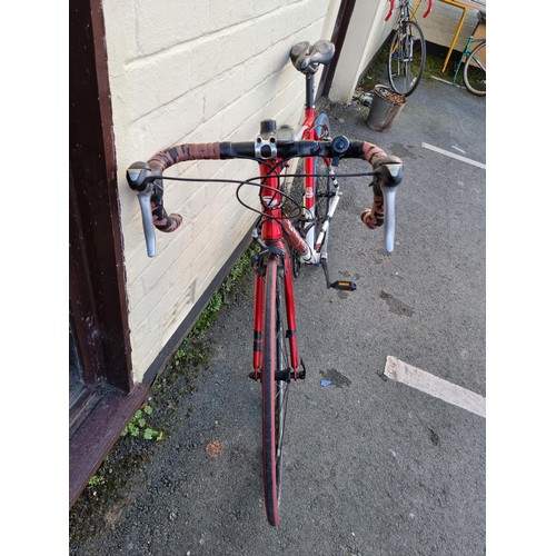 104 - Good quality Dawes Giro 300 adults road racing bike in red with a light weight aluminium frame wih 2... 