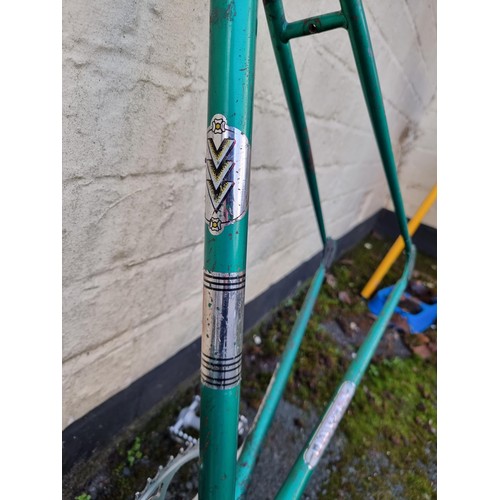 105 - Vintage light eight Dawes racing bike frame in good order