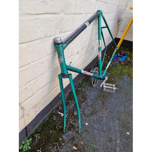 105 - Vintage light eight Dawes racing bike frame in good order