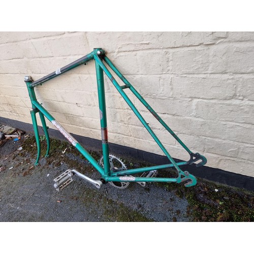 105 - Vintage light eight Dawes racing bike frame in good order