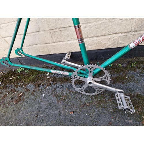 105 - Vintage light eight Dawes racing bike frame in good order