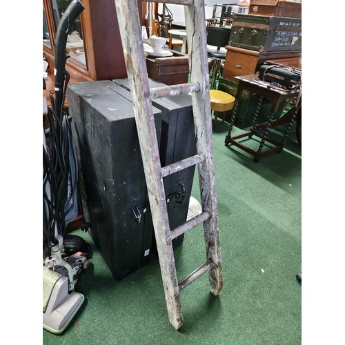 108 - Vintage wooden ladder, height of 184cm