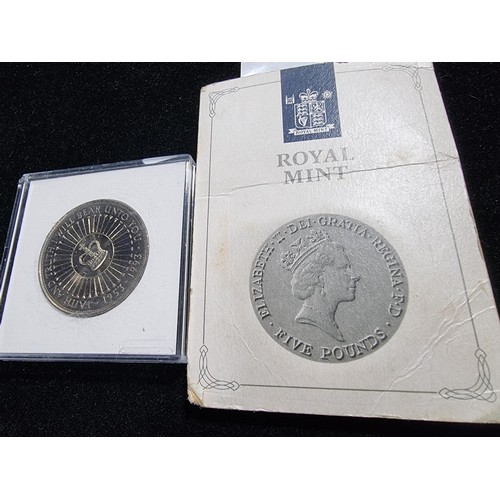 330 - 2x new and sealed commemorative £5.00 coins