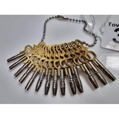 340 - Bundle of 14x vintage pocket watch keys, each one is a different size.