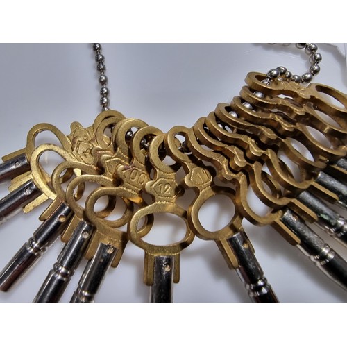 340 - Bundle of 14x vintage pocket watch keys, each one is a different size.