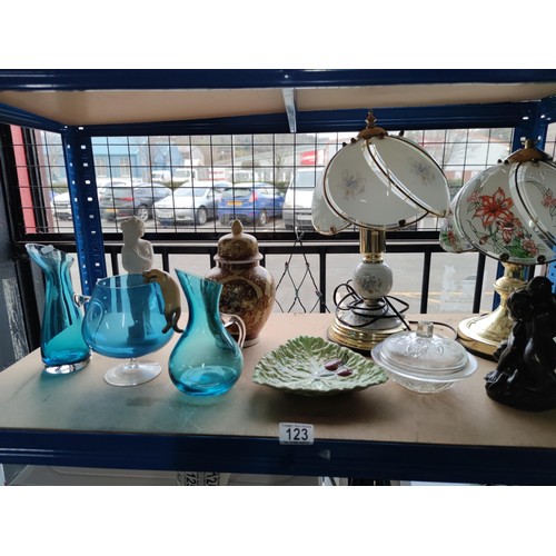 123 - A quantity of collectables including 2 touch lamps, A Chinese urn, Adam and Eve ornament, etc.
Talle... 