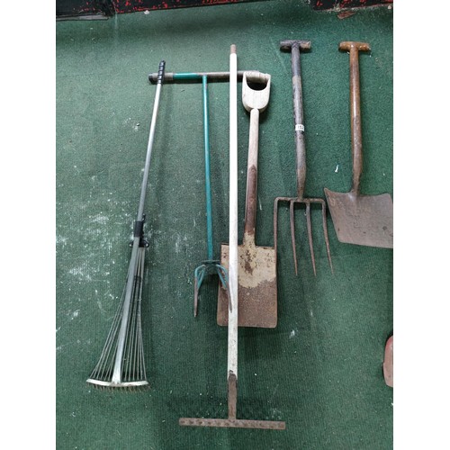 152 - A quantity of garden tools including shovel, spade, extendable lawn rake, long lawn shears etc.