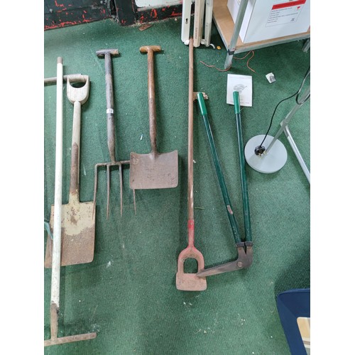 152 - A quantity of garden tools including shovel, spade, extendable lawn rake, long lawn shears etc.