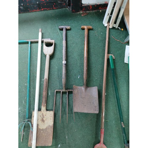 152 - A quantity of garden tools including shovel, spade, extendable lawn rake, long lawn shears etc.