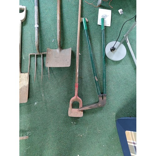 152 - A quantity of garden tools including shovel, spade, extendable lawn rake, long lawn shears etc.