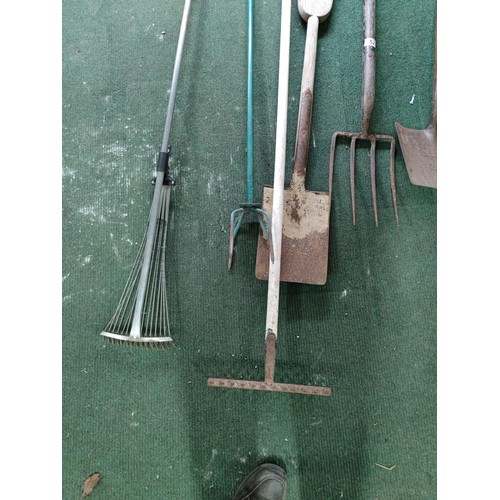 152 - A quantity of garden tools including shovel, spade, extendable lawn rake, long lawn shears etc.