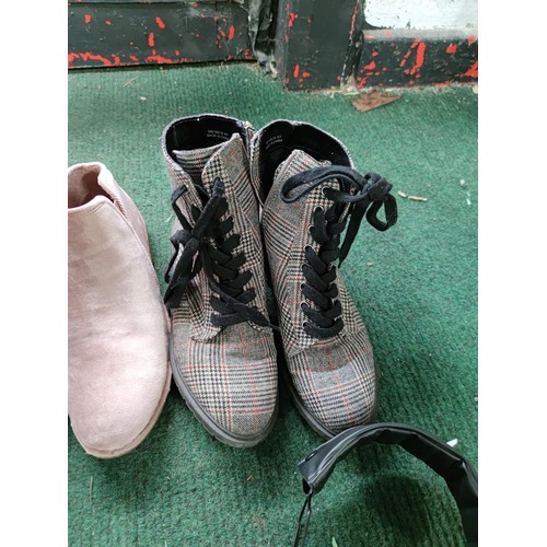 153 - A quantity of shoes including sketchers size 7, zipped tartan boots by New Look size 7, a pair of ho... 