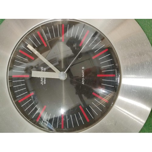 169 - A vintage Junghans electronic ATO-MAT S chrome wall clock form the 1960's. In full working order wit... 