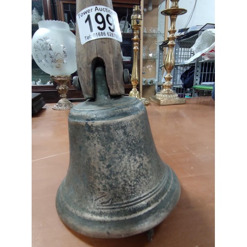 199 - A complete original vintage oak handled school bell.
Height 31cm, base diameter of 13cm.