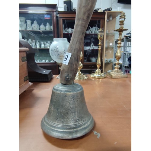 199 - A complete original vintage oak handled school bell.
Height 31cm, base diameter of 13cm.