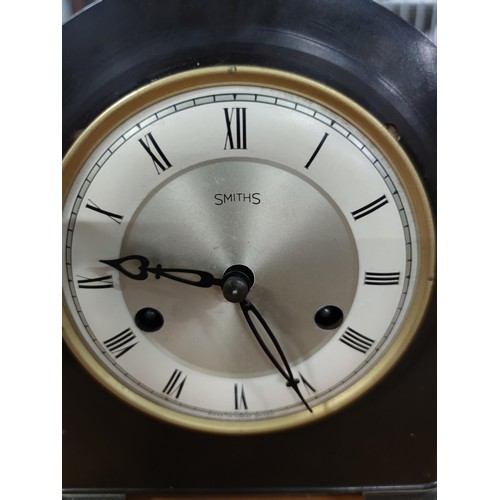 205 - A vintage Smiths bakelite mantel clock complete with pendulum and key, striking on gong rods in full... 