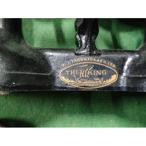 451 - FJ Thornton and co the viking cast iron vintage scales with 5 weights from 2 ounces to 2 pounds.