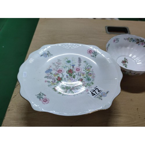472 - A quantity of 3 Aynsley wild tudor items, including 2 bowls and one cake plate on stand.
Cake plate ... 