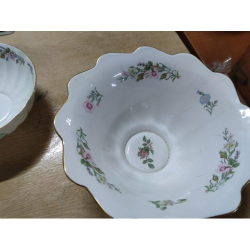 472 - A quantity of 3 Aynsley wild tudor items, including 2 bowls and one cake plate on stand.
Cake plate ... 