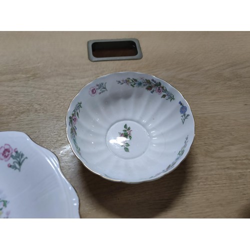 472 - A quantity of 3 Aynsley wild tudor items, including 2 bowls and one cake plate on stand.
Cake plate ... 