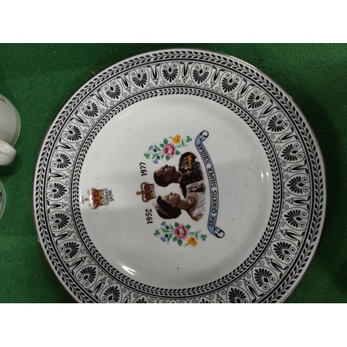 301 - A quantity of Royal memorabilia including 23 mugs, 2 limited edition queen elizabeth 