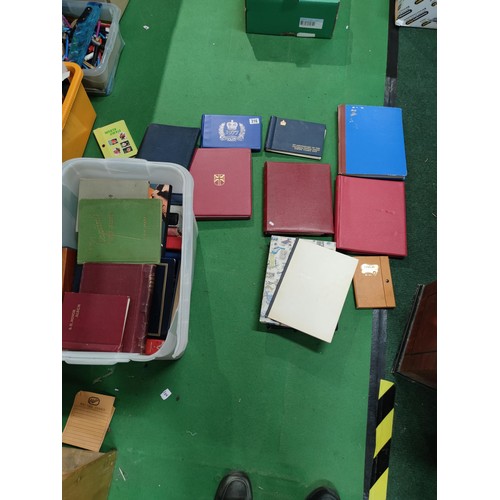 316 - A plastic box containing a good quantity of empty vintage and modern stamp albums etc, including Sta... 