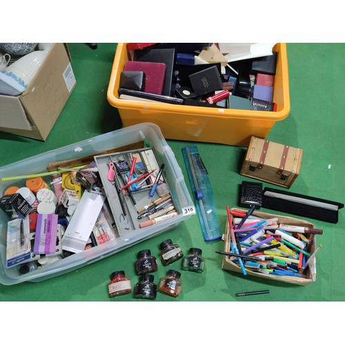 319 - A box containing a large quantity of empty jewellery boxes along with a box containing a large quant... 
