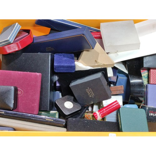 319 - A box containing a large quantity of empty jewellery boxes along with a box containing a large quant... 