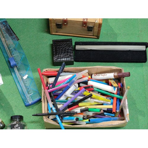 319 - A box containing a large quantity of empty jewellery boxes along with a box containing a large quant... 