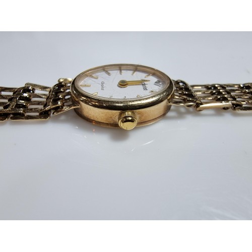 408 - A 9ct hallmarked yellow gold ladies watch by Accurist. Case and strap is yellow gold In good conditi... 
