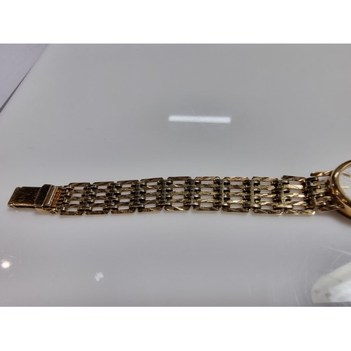 408 - A 9ct hallmarked yellow gold ladies watch by Accurist. Case and strap is yellow gold In good conditi... 